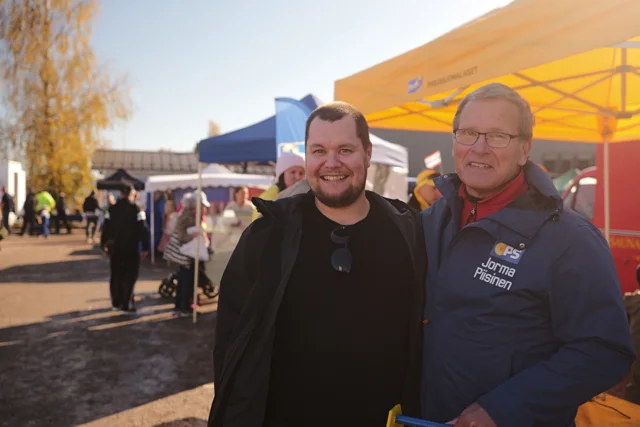 Nico Oikari vasemmalla ja Jorma Piisinen oikealla keltaisen teltan edessä.