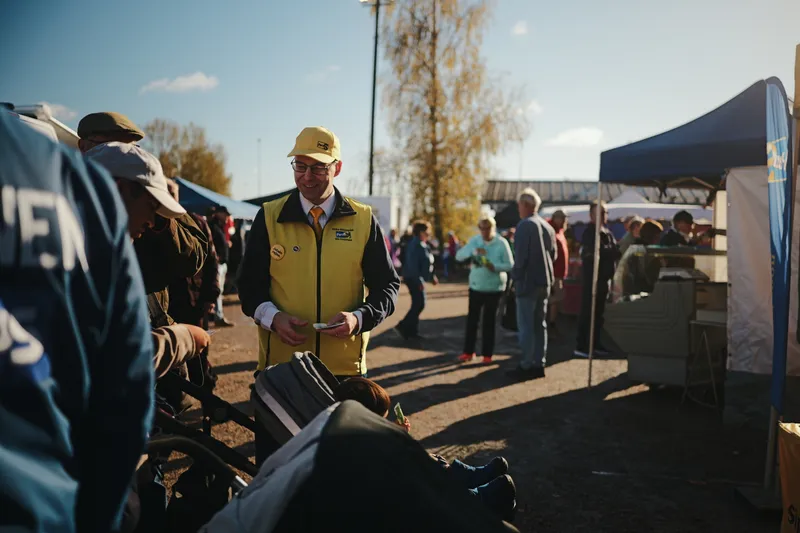 Ilkka Sillanpää keltaisessa liivissä markkinakävijöiden seurassa.