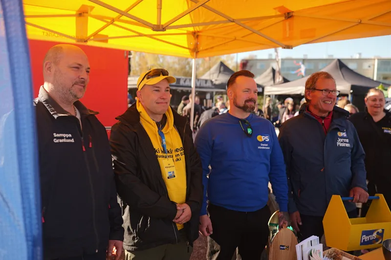Vasemmalta Samppa Granlund, Aki Mäkipernaa, Daniel Hindersson ja Jorma Piisinen keltaisen teltan alla.